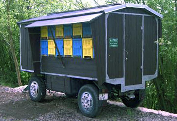 Bild: Zweiachs-Bienenwanderwagen aus der DDR für 28 Bienenvölker auf dem Freigelände des Lebendigen Bienenmuseums Knüllwald