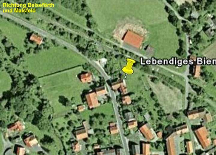 Bild: Das Lebendige Bienenmuseum Knüllwald finden Sie auf der rechten Seite am Ortsausgang in Richtung Beiseförth/Malsfeld